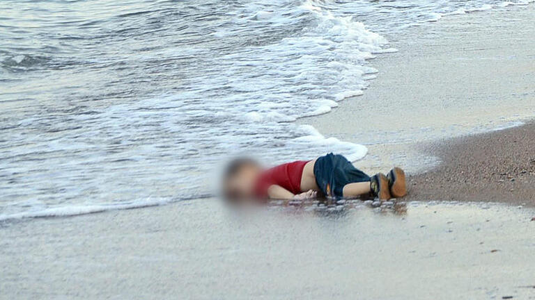 Migrant boat accident in Turkey - Das Foto eines toten Kindes am Strand gibt dem Flüchtlingselend auf einmal einen Namen: Aylan, drei Jahre alt, geflohen aus dem syrischen Kobane, ertrunken im Mittelmeer, angespült an einem Strand in der Türkei. Migrant boat accident in Turkey - Das Foto eines toten Kindes am Strand gibt dem Flüchtlingselend auf einmal einen Namen: Aylan, drei Jahre alt, geflohen aus dem syrischen Kobane, ertrunken im Mittelmeer, angespült an einem Strand in der Türkei.