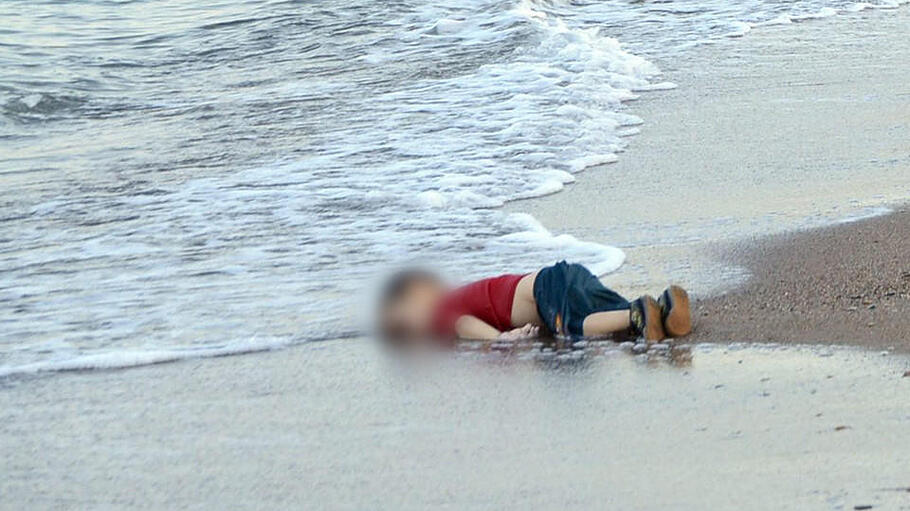Migrant boat accident in Turkey       -  Das Foto eines toten Kindes am Strand gibt dem Flüchtlingselend auf einmal einen Namen: Aylan, drei Jahre alt, geflohen aus dem syrischen Kobane, ertrunken im Mittelmeer, angespült an einem Strand in der Türkei.