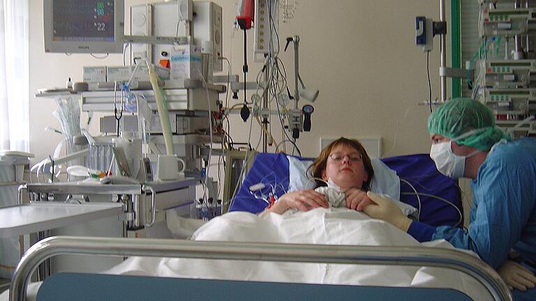 In der Zeit der Lebertransplantation: Christina Wiedenhofer im Jahr 2006 auf der Intensivstation der Würzburger Uniklinik. In der Zeit der Lebertransplantation: Christina Wiedenhofer im Jahr 2006 auf der Intensivstation der Würzburger Uniklinik.
