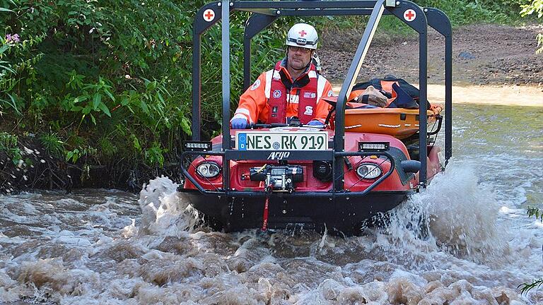 Der Einsatz des ARGO, einem Amphibienfahrzeug, das 2017 für Unterfranken beim BRK-Rhön-Grabfeld in Dienst gestellt wurde, transportierte den &bdquo;Verletzten&rdquo; durch das Wasser zum Rettungsdienst.
