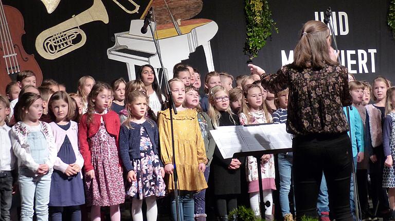 Freunde wie wir sang der Schulchor der Grundschule Grettstadt. Freunde wie wir sang der Schulchor der Grundschule Grettstadt.
