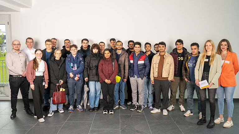 Gruppenfoto der teilnehmenden Studierenden an der 'Career Tour', hier bei der rockenstein AG in Veitshöchheim