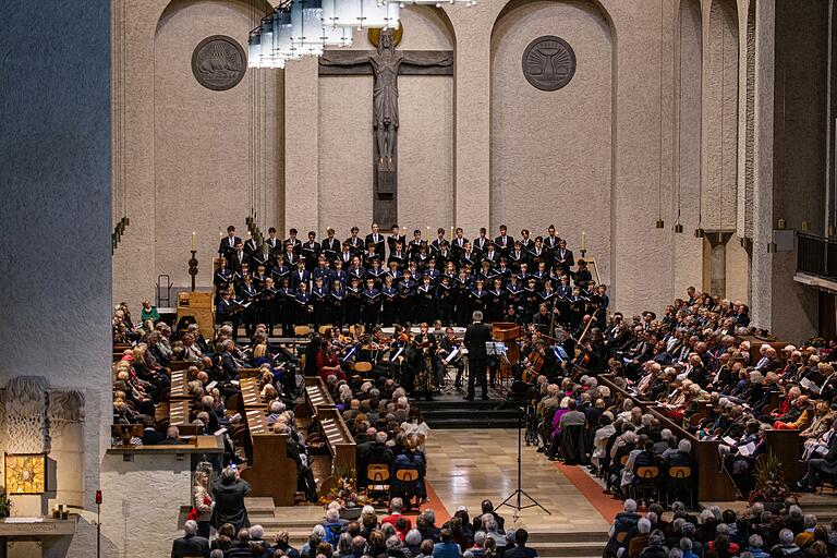 Mit „Laudate Dominum omnes gentes, RV 606“, eines der kleineren Werke des großen Meisters Vivaldi, zeigten die Domspatzen unter Leitung von Domkapellmeister Christian Heiß ihr Können im feierlichen Lobpreis.