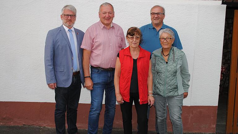 Das Bild zeigt einen Teil der neuen Vorstandschaft. Mit auf dem Bild sind (von links): Klaus Schenk (1. Bürgermeister), Georg Klein (Beisitzer), Gertrud Haupt (Ehemalige Vorsitzende), Günther Winkler (Kassier) und Erika Hackenberg (Vorstandsgremium).