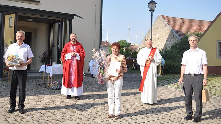 Dankurkunden für Engagement in der Waldsachsener Kirchengemeinde geehrt: Egbert Barthel (von links), Pfarrer Andreas Heck, Hildegard Schleyer, Diakon Frank Menig und Helmut Bedenk.