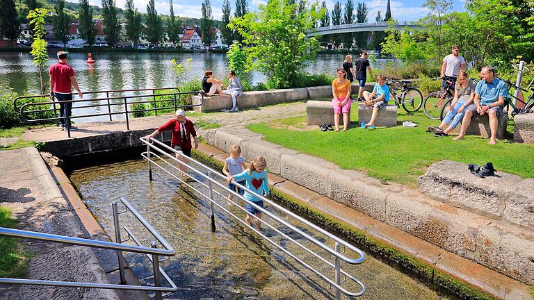 Das Kneipp-Becken in Veitshöchheim liegt direkt am Main (Archivfoto).