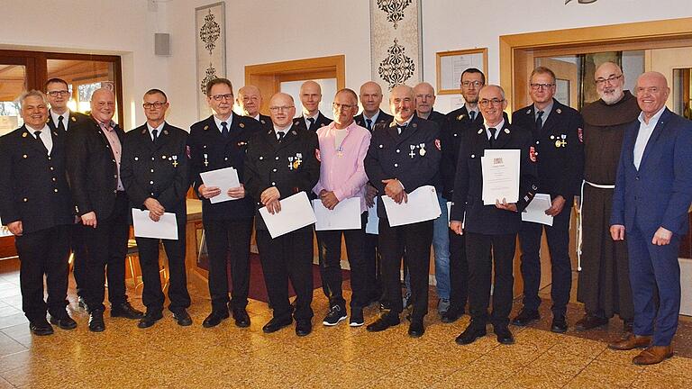 Urkunde und Ehrenzeichen gab es für 40 Jahre ehrenamtlichen Feuerwehrdienst bei einem Ehrenabend am Kreuzberg in der Rhön. Unser Bild zeigt die Geehrten mit (links) Kreisbrandrat Stefan Schmöger, Kreisbrandinspektor Michael Omert und Bürgermeister Georg Seiffert sowie Pater Korbinian und Landrat Thomas Habermann (rechts).