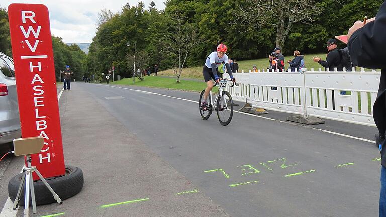 Der schnellste Radler beim 1. Haselbacher Rad-Bergrennen war Michael Wedertz aus Theobaldshof bei Tann, der für den TTG Margretenhaun-Künzell startete.