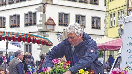 Rückblende zwei: Stadtgärtner Johannes Lindner legte unermüdlich selbst Hand an, damit Kitzingen schöner denn je aufblüht.