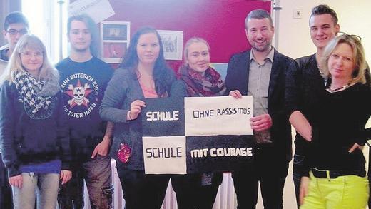 &bdquo;Schule ohne Rassismus &ndash; Schule mit Courage&ldquo;: Schonungens Bürgermeister Stefan Rottmann warb bei den Zwölfklässern der  Fach- und Berufsoberschule in Schweinfurt für eine offene und tolerante Gesellschaft. Das Foto zeigt Bürgermeister Stefan Rottmann (Dritter von rechts) und Projektleiterin Corinna Lindacher (rechts) mit Schülern.