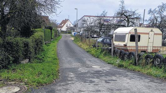 Auf dem &bdquo;Hinteren Graben&ldquo; könnte teilweise eine Asphaltdecke aufgebracht werden. Die Gemeinde erklärte sich bereit, die Hälfte der Kosten zu übernehmen.