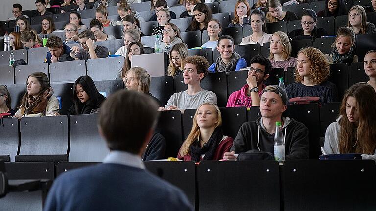 Vorlesung Chemie für Pharmaziestudierende - Die Universität in Würzburg zählte im vergangenen Wintersemester rund 28 000 Studierende. Vorlesung Chemie für Pharmaziestudierende - Die Universität in Würzburg zählte im vergangenen Wintersemester rund 28 000 Studierende.
