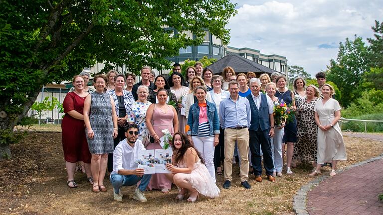 Den erfolgreichen Abschluss der dreijährigen Altenpflege-Ausbildung feierten die Schülerinnen und Schüler gemeinsam mit den Lehrkräften und Gästen bei der Zeugnisverleihung in Marktheidenfeld.