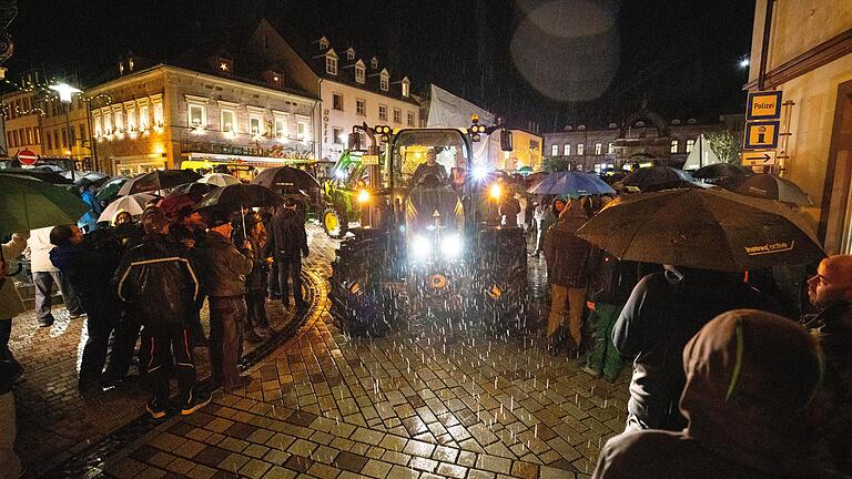 Eng ging es am Dienstagabend bei der Demonstration rund um den Hammelburger Marktplatz zu.