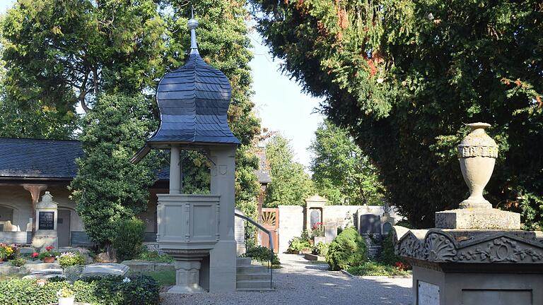 Der Mainbernheimer Friedhof gilt als Alleinstellungsmerkmal für die Stadt. Ein kostendeckender Betrieb kann aufgrund des hohen Pflegeaufwands, gerade für den historischen Teil, nie erreicht werden.