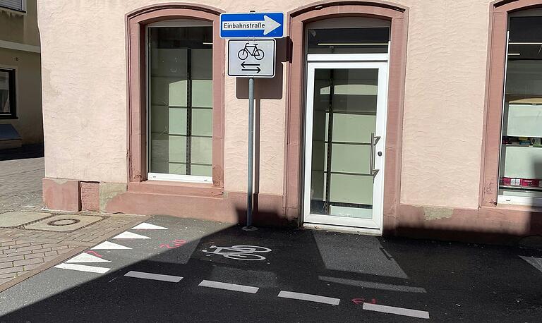 Diese Dreiecke gelten nur für Radfahrende und sollen ermahnen, auf den kreuzenden Verkehr zu achten. Diese Dreiecke gelten nur für Radfahrende und sollen ermahnen, auf den kreuzenden Verkehr zu achten.