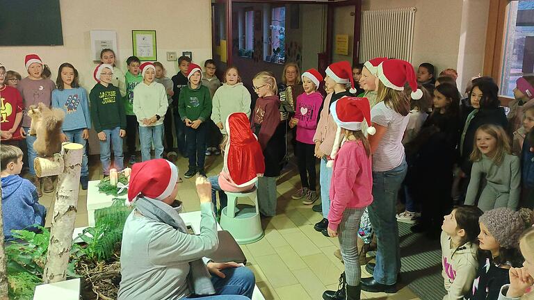 Adventsingen an der Sinngrund-Grundschule Burgsinn. Adventsingen an der Sinngrund-Grundschule Burgsinn.