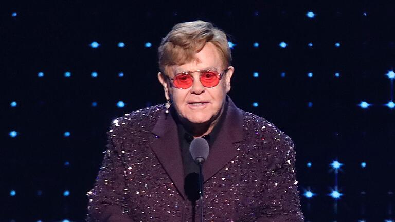 2023 Rock & Roll Hall of Fame Einführungszeremonie - „Ich kann Sie sehen, aber ich kann nicht fernsehen, ich kann nicht lesen”, sagte Elton John in einem Interview. (Archivbild) 2023 Rock & Roll Hall of Fame Einführungszeremonie - „Ich kann Sie sehen, aber ich kann nicht fernsehen, ich kann nicht lesen”, sagte Elton John in einem Interview. (Archivbild)