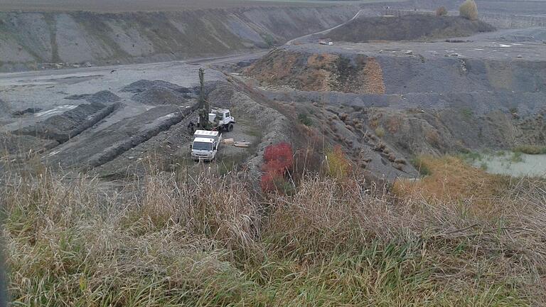 Schotterwerk: Illegal Teer im Steinbruch verfüllt       -  Tonnen von Teer werden im Asphaltlager des Auber Steinbruchs vermutet. Im Herbst wurden hier Proben entnommen.