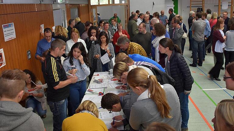 Mehr als 80 neue Typisierungen, um Blutkrebs zu besiegen       -  Mehr als 80 Landratsamts-Kollegen folgten dem Aufruf zur Typisierung und ließen sich registrieren, heißt es in einer Pressemitteilung. Früher war für eine Typisierung eine Blutspende nötig. Heute genügt ein Wangenabstrich mittels Wattestäbchen. Im Labor der DKMS werden die Proben analysiert und die Gewebemerkmale bestimmt.  Die Daten stehen dann der weltweiten Suche nach Stammzellspendern zur Verfügung. &bdquo;Mit der Aktion unserer JAV haben wir unseren Slogan ,Wir sind für Sie da&lsquo; unter Beweis gestellt&ldquo;, schwärmte Landrat Reinhard Frank. Die Kosten für die Typisierung der Auszubildenden finanzierte der Rotary-Club Tauberbischofsheim. Die restlichen Kosten werden zur Hälfte aus Spendengeldern der DKMS und aus Mitteln des Landratsamtes finanziert.  Foto: LANDRATSAMT