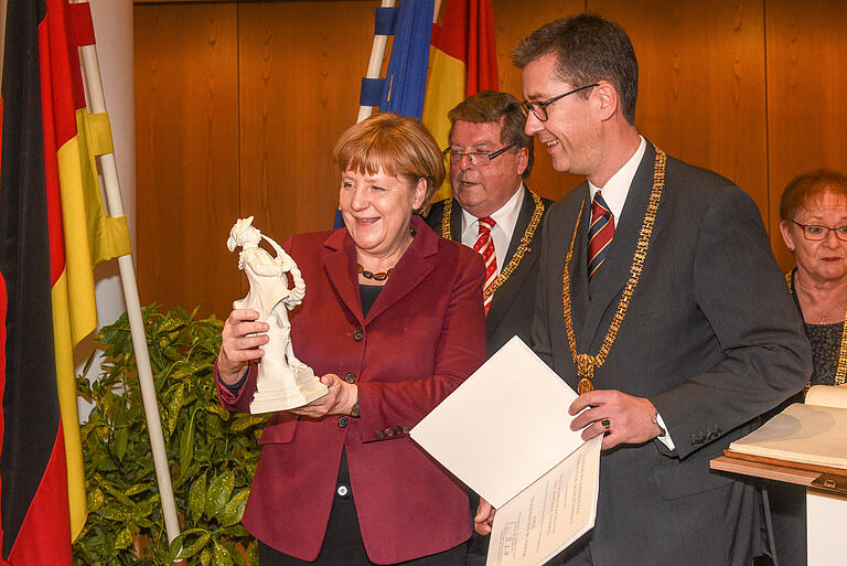 2017 überreichte OB Christian Schuchardt der damaligen CDU-Chefin, Bundeskanzlerin Angela Merkel, in Würzburg den Goldenen Schäfer. Mit im Bild die Bürgermeister Adolf Bauer und Marion Schäfer-Blake. 2017 überreichte OB Christian Schuchardt der damaligen CDU-Chefin, Bundeskanzlerin Angela Merkel, in Würzburg den Goldenen Schäfer. Mit im Bild die Bürgermeister Adolf Bauer und Marion Schäfer-Blake.