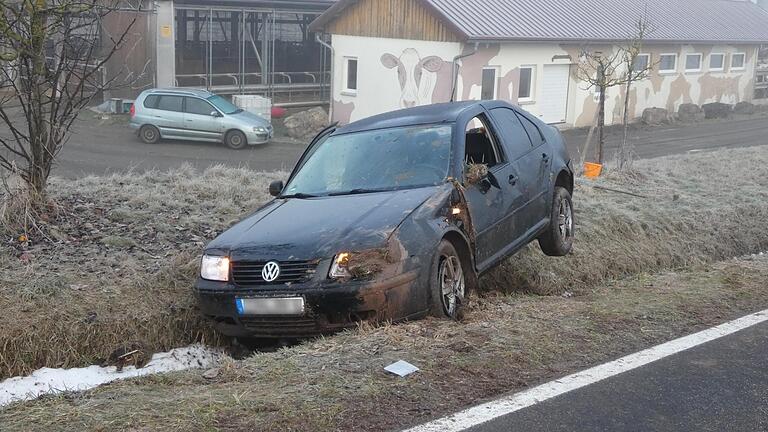 Knapp 500 Meter vor dem Ortseingang Bischwind verlor ein 21-jähriger Fahrer aufgrund von Straßenglätte die Kontrolle über sein Fahrzeug.