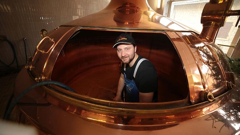 Der Auszubildende Kevin Heger kümmert sich um die Sauberkeit der 100 Hektoliter-Sudpfannen in der Arnsteiner Brauerei Bender. Der Auszubildende Kevin Heger kümmert sich um die Sauberkeit der 100 Hektoliter-Sudpfannen in der Arnsteiner Brauerei Bender.