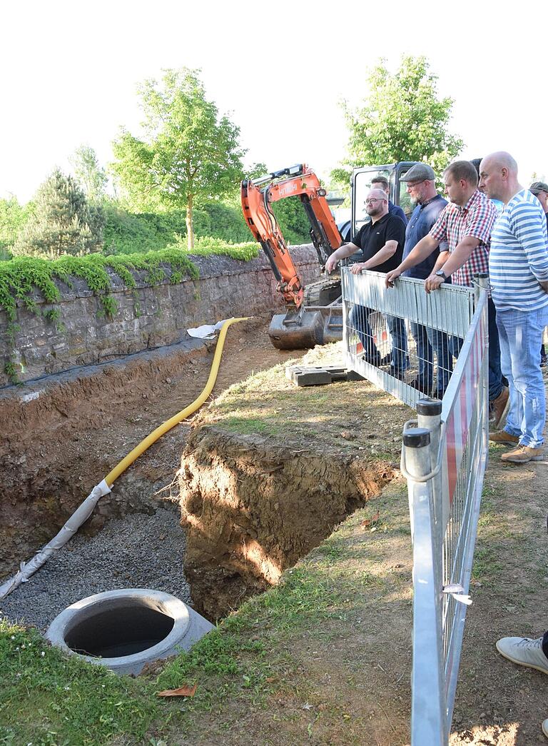 Einen gewaltigen Eingriff stellen die Arbeiten auf dem Friedhof von Oberstreu dar.