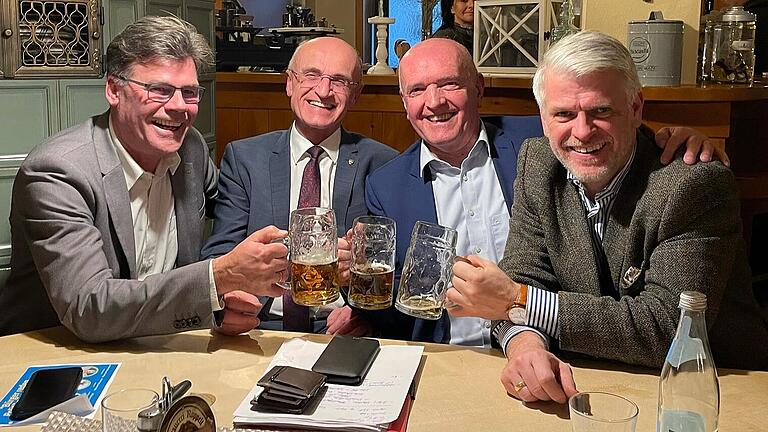 Nach der gut besuchten Diskussion ließen die Mandatsträger den Abend gemütlich in der Brauerei Roppelt ausklingen: (von links) Bürgermeister Thomas Sechser, Landrat Wilhelm Schneider (Haßberge), Landrat Thomas Habermann (Rhön-Grabfeld) und Landtagsabgeordneter Steffen Vogel.