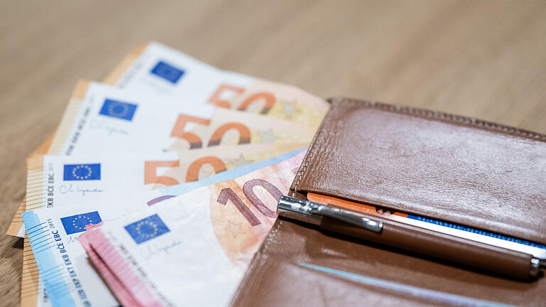 Bürgergeld.jpeg - Unterstützung in schwierigen Zeiten: In Deutschland können Bürgergeld oder Arbeitslosengeld finanzielle Not lindern. Bürgergeld.jpeg - Unterstützung in schwierigen Zeiten: In Deutschland können Bürgergeld oder Arbeitslosengeld finanzielle Not lindern.
