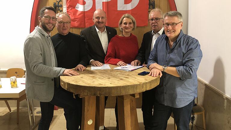 Das Team der Landkreis-SPD am Freistaatstag: Kreisvorsitzender Sven Gottschalk, Manfred Eyrich, MdB Bernd Rützel, stellvertretende Kreisvorsitzende Pamela Nembach, Ortsvereins-Vorsitzender Martin Wagner und Helmut Hauptmann.