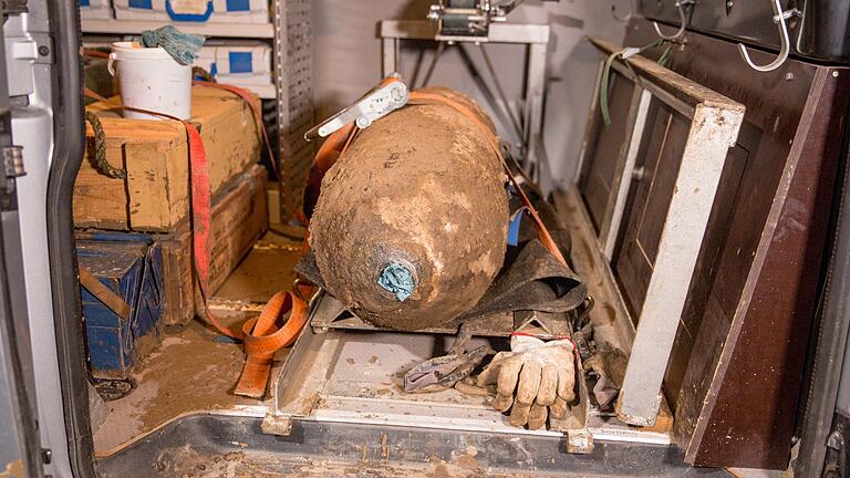 Eine 250-Kilo-Bombe aus dem Zweiten Weltkrieg hat den Würzburger Stadtteil Zellerau rund zwölf Stunden in Atem gehalten. 2000 Anwohner mussten evakuiert werden. Eine 250-Kilo-Bombe aus dem Zweiten Weltkrieg hat den Würzburger Stadtteil Zellerau rund zwölf Stunden in Atem gehalten. 2000 Anwohner mussten evakuiert werden.