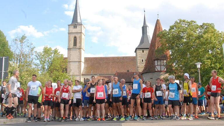 Vor der schönen Kulisse des Rödelseer Tors in Iphofen starteten 629 Läuferinnen und Läufer auf die 10,4 Kilometer nach Castell in Angriff. Vor der schönen Kulisse des Rödelseer Tors in Iphofen starteten 629 Läuferinnen und Läufer auf die 10,4 Kilometer nach Castell in Angriff. 