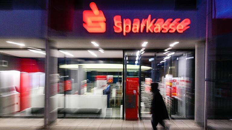 Die Sparkasse Bad Neustadt erhöhte zum 1. August 2023 ihre Gebühren, was für Verärgerung bei Kunden sorgt.