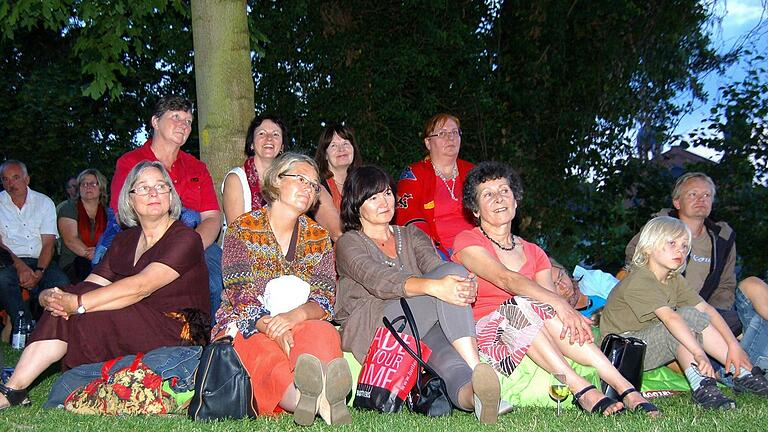 Lauschige Plätzchen wie bei der Kleinen Landesgartenschau 2011 (Archivbild) finden sich auf der Mondseeinsel einige. Lauschige Plätzchen wie bei der Kleinen Landesgartenschau 2011 (Archivbild) finden sich auf der Mondseeinsel einige.