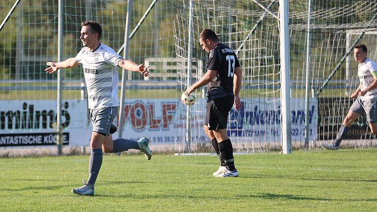 Der Ball zappelt noch im Tornetz, Sands Torschütze Lorenz Schäder (links) jubelt bereits. Der Stürmer führt die Torjägerliste in der Bezirksliga Ost mit 15 Treffern an.