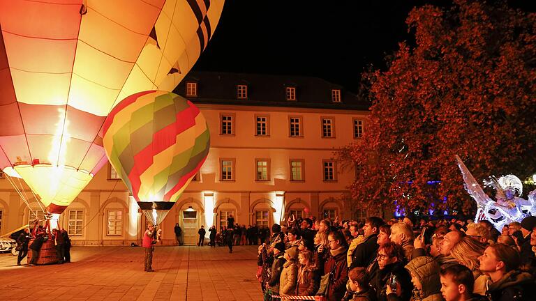 Das Ballonglühen am Rathaus begeisterte die Besucher&nbsp; -&nbsp; trotz technischer Probleme.