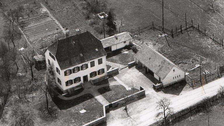 Bischbrunn hatte von 1790 bis zur Forstreform 1975 ein Forstamt und mehrere Forstdienststellen. Das herrschaftliche Gebäude – hier das Repro einer Aufnahme aus dem Jahre 1958&nbsp; wurde im Kurmainzer Jagdhausstil errichtet, steht in der Kreuzhöhstraße und war früher außerhalb der Ortschaft angesiedelt.