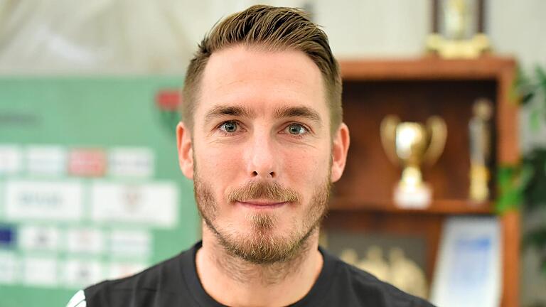 Gut gelaunt bei seiner Vorstellung: Tobias Strobl, der neue Coach des FC 05 Schweinfurt.