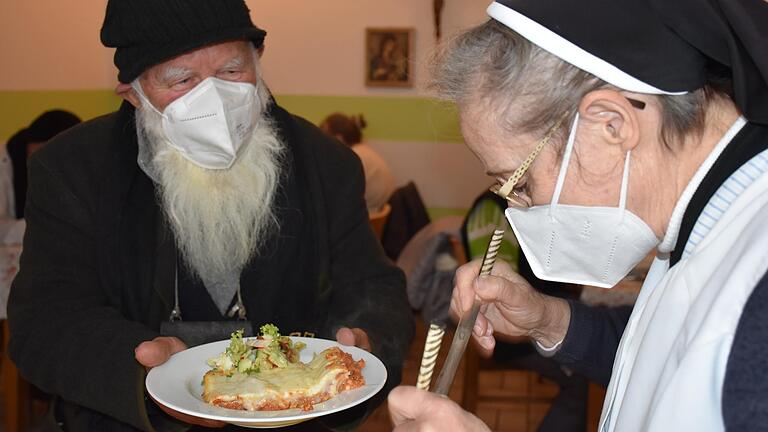 Die Dankbarkeit ist dem Gesicht auch hinter der Maske anzusehen. Hier ist es Michael, der sich über seinen Nudelauflauf freut, den ihm Schwester Hermana serviert hat.&nbsp;