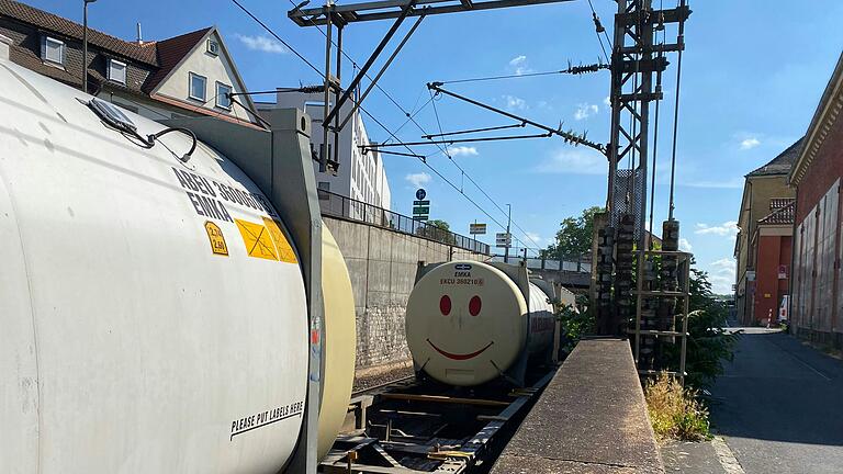 Blick auf die Eisenbahntrasse und das Tunnelfeld von Seiten der Disharmonie in Schweinfurt.