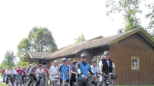 Radweg-Test: Der komplett sanierte und mit einer Schwarzdecke versehene Gaubahn-Radweg wurde am Samstag bei der Tour mit Landrat Eberhard Nuß offiziell eingeweiht. Am Bahnhofsgebäude von Gaukönigshofen brach die Radl-Gruppe nach der Mittagsrast auf zur letzten Etappe nach Ochsenfurt.