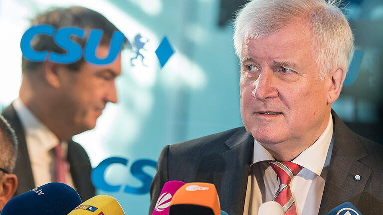 CSU-Vorstandssitzung - Der CSU-Parteivorsitzende Horst Seehofer spricht vor Beginn der Vorstandssitzung seiner Partei in München (Bayern) mit den Journalisten. Im Hintergrund läuft Markus Söder an den Kameras vorbei. CSU-Vorstandssitzung - Der CSU-Parteivorsitzende Horst Seehofer spricht vor Beginn der Vorstandssitzung seiner Partei in München (Bayern) mit den Journalisten. Im Hintergrund läuft Markus Söder an den Kameras vorbei.
