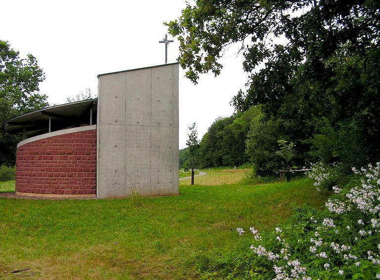 Etwa in der Mitte der Strecke zwischen Marktheidenfeld und Zimmern erinnert gegenüber Hafenlohr seit 1998 die moderne St.-Kilianskapelle an das frühere Kloster Mattenstadt. Etwa in der Mitte der Strecke zwischen Marktheidenfeld und Zimmern erinnert gegenüber Hafenlohr seit 1998 die moderne St.-Kilianskapelle an das frühere Kloster Mattenstadt.