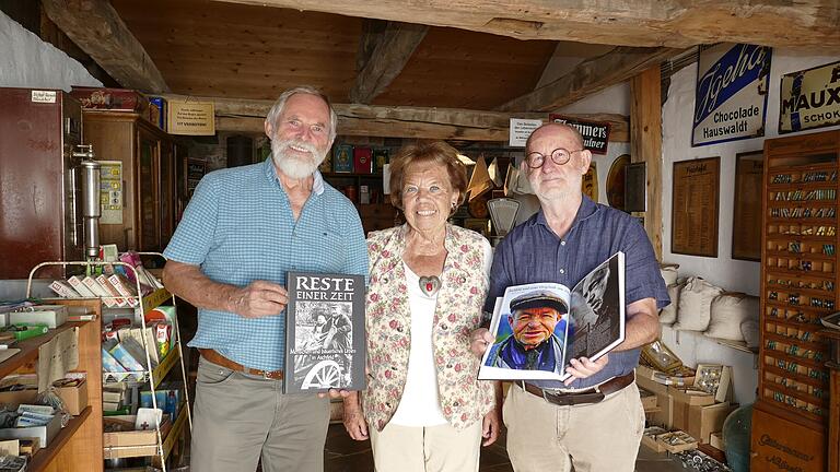 Siegried Kimmel, Lore Göbel und Gosbert Stark stellen den Bildband 'Reste einer Zeit' über das Leben in Aschfeld nach dem Zweiten Weltkrieg vor. Siegried Kimmel, Lore Göbel und Gosbert Stark stellen den Bildband 'Reste einer Zeit' über das Leben in Aschfeld nach dem Zweiten Weltkrieg vor.