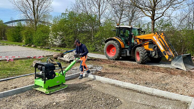 Auch der Boule-Platz am Main in Marktbreit wird von einem Bauhof-Mitarbeiter neu angelegt. Auch der Boule-Platz am Main in Marktbreit wird von einem Bauhof-Mitarbeiter neu angelegt.