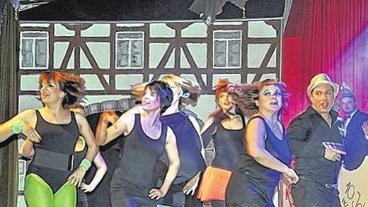 Voll in Aktion: Die Showgarde des HCC beim fetzigen Tanz &bdquo;Die letzten 60 Jahre&ldquo;.