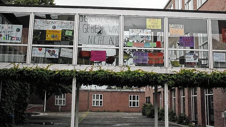 Mit aller Macht wehren sich Schüler, Lehrer und Elternbeirat gegen die geplante Schließung des Rathenau-Gymnasiums, was die vielen Plakate an der Schule zeigen.