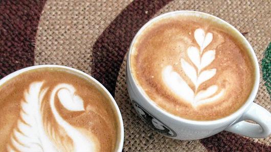 &bdquo;Latte Art&ldquo; nennt sich das kunstvolle Verzieren von Milchschaum. Auf der Mainfranken-Messe kreiert der deutsche Vizemeister solche Kunstwerke.