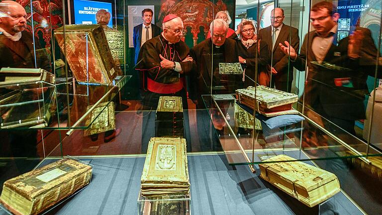 Die älteste Universitätsbibliothek Bayerns zeigt zu ihrem 400-jährigen Bestehen wertvolle Schmuckstücke aus ihrem Jahrhunderte alten Bestand. Bei der Ausstellungseröffnung dabei: u.a. Weihbischof Ulrich Boom (Mitte) und Altbischof Friedhelm Hofmann (rechts danaben). Die älteste Universitätsbibliothek Bayerns zeigt zu ihrem 400-jährigen Bestehen wertvolle Schmuckstücke aus ihrem Jahrhunderte alten Bestand. Bei der Ausstellungseröffnung dabei: u.a. Weihbischof Ulrich Boom (Mitte) und Altbischof Friedhelm Hofmann (rechts danaben).